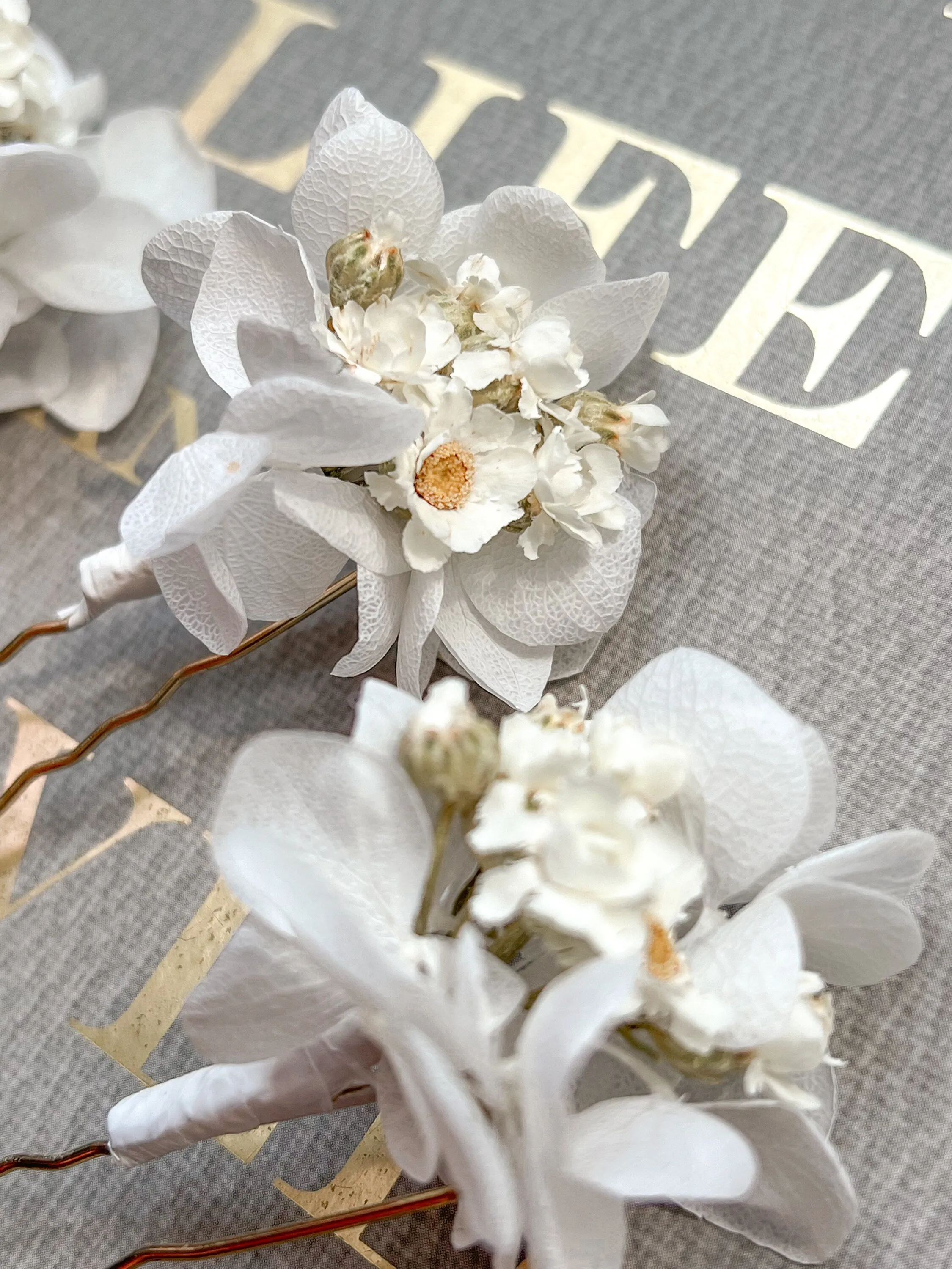 Daisy Hair Pins, Dried Flower Hair Pins, White Dried Daisy Headpiece, Floral Hair Accessories for Brides, Wedding Hair Pin Set