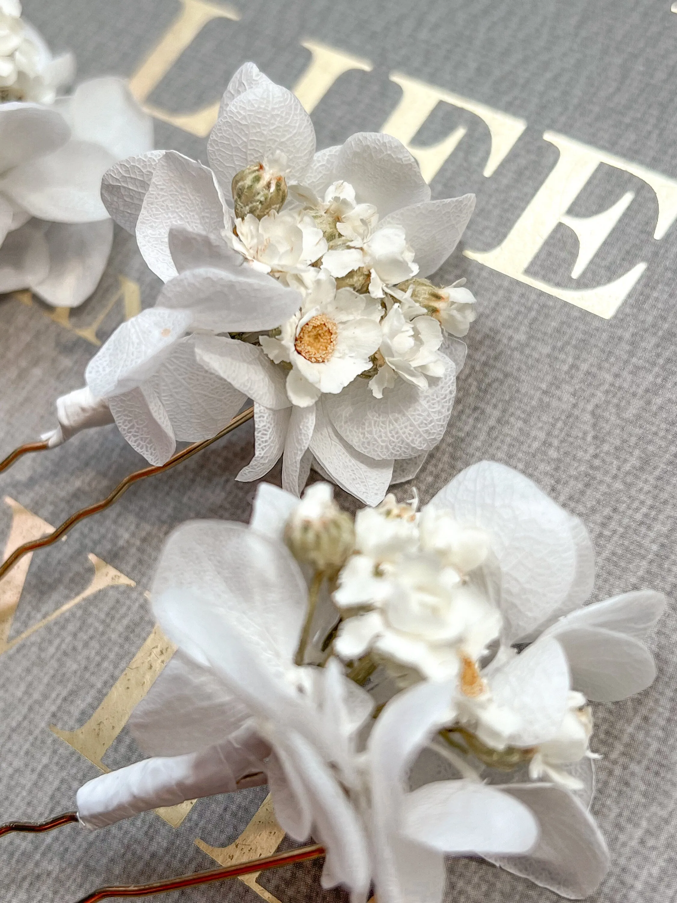 Daisy Hair Pins, Dried Flower Hair Pins, White Dried Daisy Headpiece, Floral Hair Accessories for Brides, Wedding Hair Pin Set