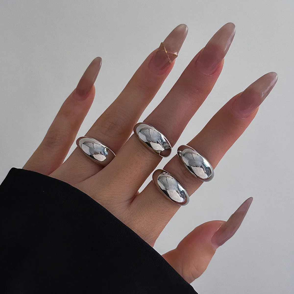European and American Jewelry Collection: Glamorous Glossy Ball Ring Set with Open Round Design, Unique Geometric Curved Hand Accessory